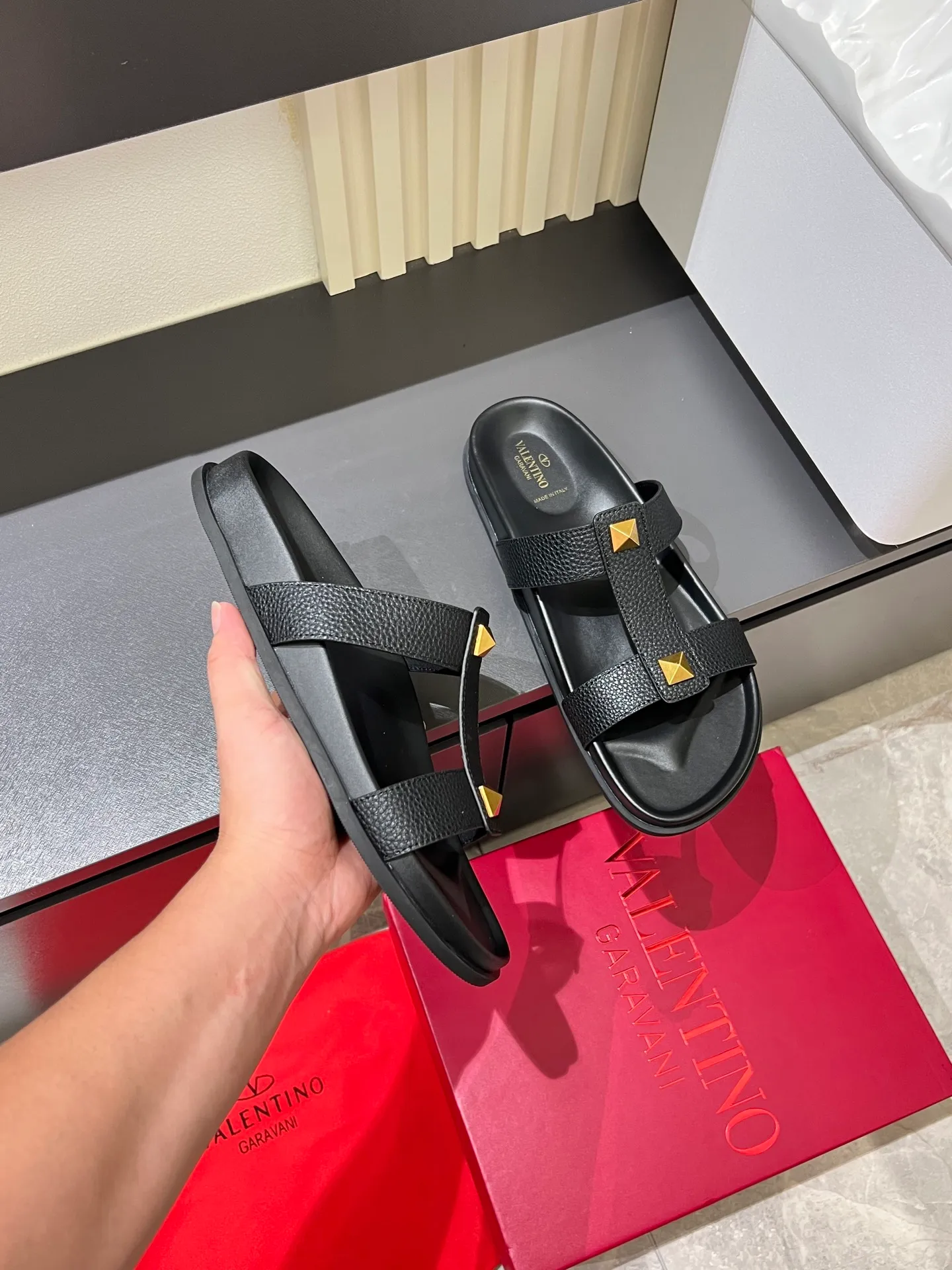 Men's shoes 💰p300 VALENTINO Men's 🧍‍♂️ Spring and summer new style metal logo flat slippers, elegant sandals, the same style worn by celebrities, original molding, imported calfskin. Rubber outsole. Soft and durable, full set of counter packaging size: 39-44 (.45.46 customized)
